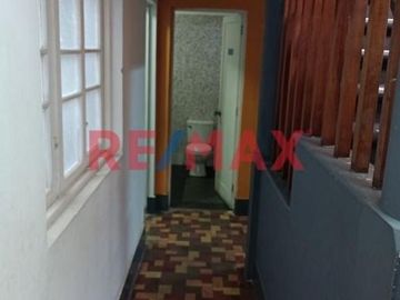 Venta de Casa Como Terreno Ubicada en Miraflores, cerca Malecón Cisneros