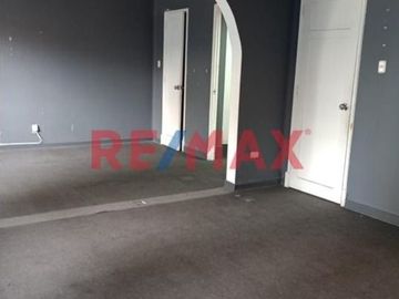 Venta de Casa Como Terreno Ubicada en Miraflores, cerca Malecón Cisneros