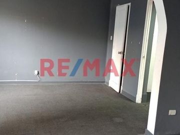 Venta de Casa Como Terreno Ubicada en Miraflores, cerca Malecón Cisneros