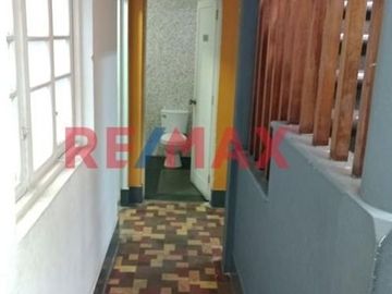 Venta de Casa Como Terreno Ubicada en Miraflores, cerca Malecón Cisneros