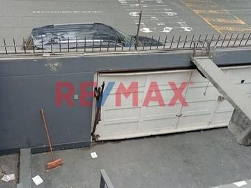 Venta de Casa Como Terreno Ubicada en Miraflores, cerca Malecón Cisneros