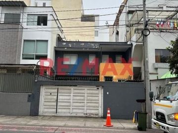 Venta de Casa Como Terreno Ubicada en Miraflores, cerca Malecón Cisneros