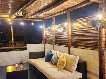 VENTA DE ACOGEDOR DEPARTAMENTO TIPO BUNGALOW CON TERRAZA, EN CONDOMINIO CERRADO PLAYA LOS PULPOS.