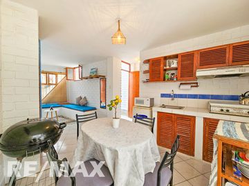 VENTA DE ACOGEDOR DEPARTAMENTO TIPO BUNGALOW CON TERRAZA, EN CONDOMINIO CERRADO PLAYA LOS PULPOS.