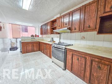 EN VENTA DEPARTAMENTO EN SANTIAGO DE SURCO, 112 m2. Cerca a Plaza Vea de Av. Ayacucho.