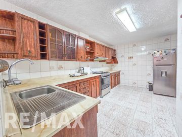 EN VENTA DEPARTAMENTO EN SANTIAGO DE SURCO, 112 m2. Cerca a Plaza Vea de Av. Ayacucho.