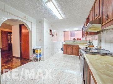 EN VENTA DEPARTAMENTO EN SANTIAGO DE SURCO, 112 m2. Cerca a Plaza Vea de Av. Ayacucho.