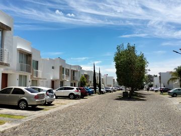 REMATO CASA EN RESIDENCIAL BOSQUES DE SANTA ANITA, BAJA DE PRECIO $ 2´680,000 A TRATAR EXCELENTE ESTADO