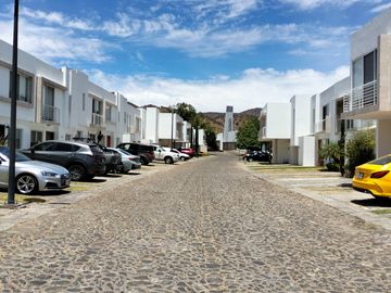 REMATO CASA EN RESIDENCIAL BOSQUES DE SANTA ANITA, BAJA DE PRECIO $ 2´680,000 A TRATAR EXCELENTE ESTADO