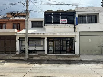 Casa en VENTA para oficinas o consultorio en León Gto, en la colonia San Jerónimo