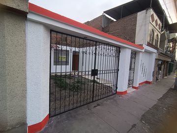 Casa en venta Av. Pedro Silva 1020 San Juan de Miraflores 176.46 m2  3 cuartos, 2 baños, 1 estacionamiento