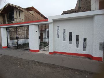 Casa en venta Av. Pedro Silva 1020 San Juan de Miraflores 176.46 m2  3 cuartos, 2 baños, 1 estacionamiento