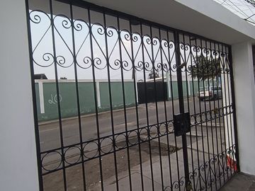 Casa en venta Av. Pedro Silva 1020 San Juan de Miraflores 176.46 m2  3 cuartos, 2 baños, 1 estacionamiento