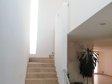 EXCELENTE RESIDENCIA EN PARQUE SAN JOSE, ZONA AZUL LOMAS DE ANGELÓPOLIS