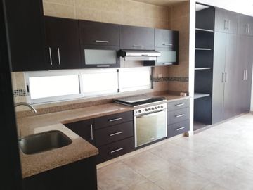 EXCELENTE RESIDENCIA EN PARQUE SAN JOSE, ZONA AZUL LOMAS DE ANGELÓPOLIS