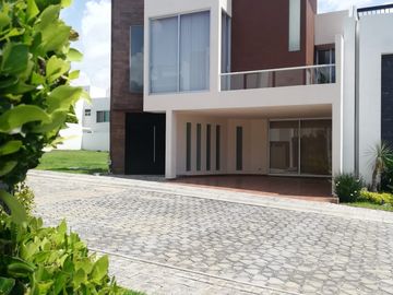 EXCELENTE RESIDENCIA EN PARQUE SAN JOSE, ZONA AZUL LOMAS DE ANGELÓPOLIS
