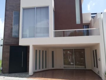 EXCELENTE RESIDENCIA EN PARQUE SAN JOSE, ZONA AZUL LOMAS DE ANGELÓPOLIS