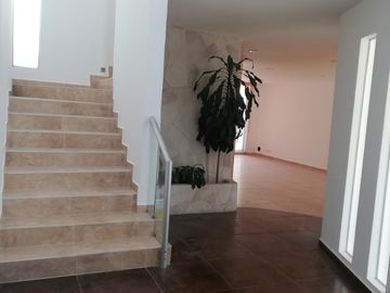 EXCELENTE RESIDENCIA EN PARQUE SAN JOSE, ZONA AZUL LOMAS DE ANGELÓPOLIS