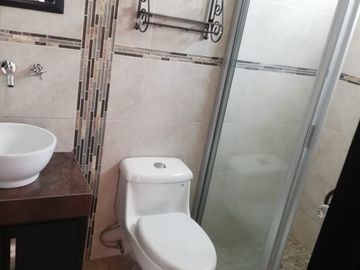 EXCELENTE RESIDENCIA EN PARQUE SAN JOSE, ZONA AZUL LOMAS DE ANGELÓPOLIS