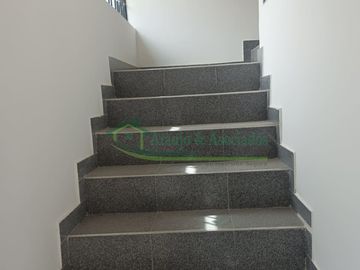VENDEMOS HERMOSA CASA DE DOS PISOS EN RICAURTE