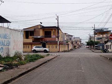 Se vende Casa con amplio terreno en Pasaje