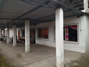 Se vende Casa con amplio terreno en Pasaje