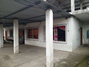 Se vende Casa con amplio terreno en Pasaje