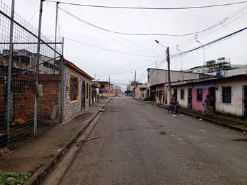 Se vende Casa con amplio terreno en Pasaje