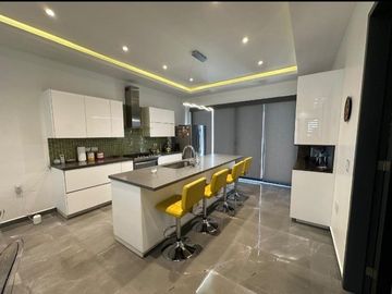 CASA EN VENTA EN MAZATLAN  CON TRIPLE ALTURA EN PRIVADA CON ALBERCA Y ACCESO CONTROLADO A SOLO PASOS DE LA PLAYA (SECTOR CERRITOS) DE TRES RECAMARAS