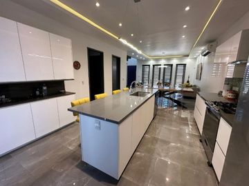 CASA EN VENTA EN MAZATLAN  CON TRIPLE ALTURA EN PRIVADA CON ALBERCA Y ACCESO CONTROLADO A SOLO PASOS DE LA PLAYA (SECTOR CERRITOS) DE TRES RECAMARAS
