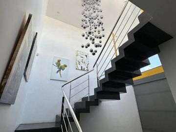 CASA EN VENTA EN MAZATLAN  CON TRIPLE ALTURA EN PRIVADA CON ALBERCA Y ACCESO CONTROLADO A SOLO PASOS DE LA PLAYA (SECTOR CERRITOS) DE TRES RECAMARAS