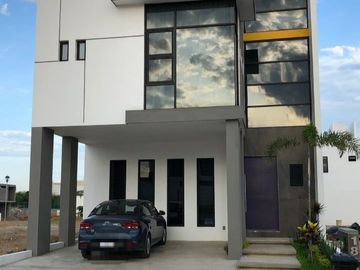 CASA EN VENTA EN MAZATLAN  CON TRIPLE ALTURA EN PRIVADA CON ALBERCA Y ACCESO CONTROLADO A SOLO PASOS DE LA PLAYA (SECTOR CERRITOS) DE TRES RECAMARAS