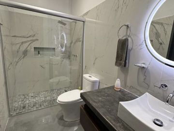 CASA EN VENTA EN MAZATLAN  CON TRIPLE ALTURA EN PRIVADA CON ALBERCA Y ACCESO CONTROLADO A SOLO PASOS DE LA PLAYA (SECTOR CERRITOS) DE TRES RECAMARAS