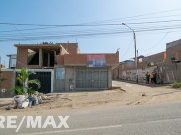 🏠✨ ¡Casa + Local Comercial en Puente Piedra con Parámetros para 5 Pisos y Terraza! 🏙️💼