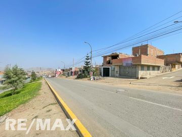 🏠✨ ¡Casa + Local Comercial en Puente Piedra con Parámetros para 5 Pisos y Terraza! 🏙️💼