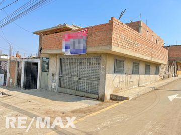 🏠✨ ¡Casa + Local Comercial en Puente Piedra con Parámetros para 5 Pisos y Terraza! 🏙️💼