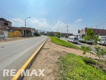🏠✨ ¡Casa + Local Comercial en Puente Piedra con Parámetros para 5 Pisos y Terraza! 🏙️💼