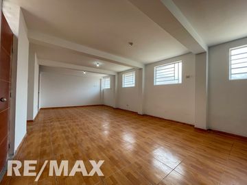 🏠✨ ¡Casa + Local Comercial en Puente Piedra con Parámetros para 5 Pisos y Terraza! 🏙️💼