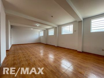 🏠✨ ¡Casa + Local Comercial en Puente Piedra con Parámetros para 5 Pisos y Terraza! 🏙️💼