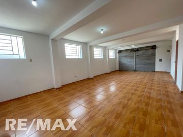 🏠✨ ¡Casa + Local Comercial en Puente Piedra con Parámetros para 5 Pisos y Terraza! 🏙️💼