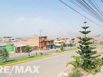🏠✨ ¡Casa + Local Comercial en Puente Piedra con Parámetros para 5 Pisos y Terraza! 🏙️💼