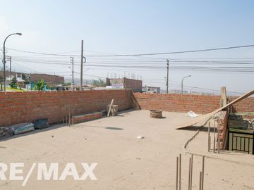 🏠✨ ¡Casa + Local Comercial en Puente Piedra con Parámetros para 5 Pisos y Terraza! 🏙️💼