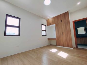 For Sale Newly Built Stylish Design 3 storey House in Greenwoods Executive Village