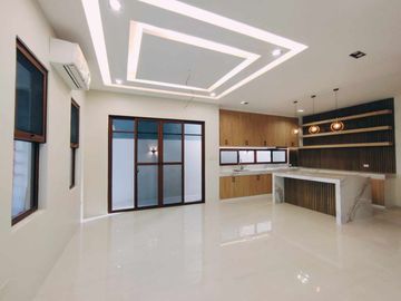 For Sale Newly Built Stylish Design 3 storey House in Greenwoods Executive Village
