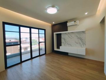 For Sale Newly Built Stylish Design 3 storey House in Greenwoods Executive Village