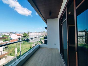 For Sale Newly Built Stylish Design 3 storey House in Greenwoods Executive Village