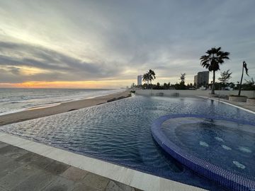 EN VENTA DEPARTAMENTO FRENTE AL MAR EN MAZATLAN DE TRES RECAMARAS (SECTOR CERRITOS) TORRE ESCONDIDO TOWER, CON ALBERCA, CANCHA DE PADEL, GYM, 193 M2