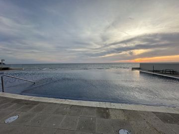 EN VENTA DEPARTAMENTO FRENTE AL MAR EN MAZATLAN DE TRES RECAMARAS (SECTOR CERRITOS) TORRE ESCONDIDO TOWER, CON ALBERCA, CANCHA DE PADEL, GYM, 193 M2