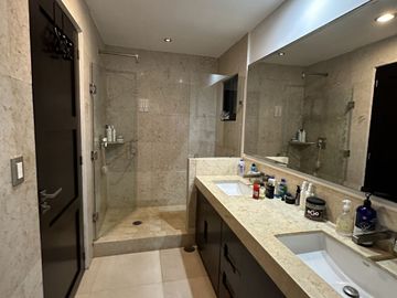 EN VENTA DEPARTAMENTO FRENTE AL MAR EN MAZATLAN DE TRES RECAMARAS (SECTOR CERRITOS) TORRE ESCONDIDO TOWER, CON ALBERCA, CANCHA DE PADEL, GYM, 193 M2