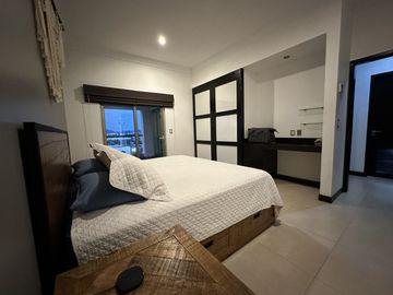 EN VENTA DEPARTAMENTO FRENTE AL MAR EN MAZATLAN DE TRES RECAMARAS (SECTOR CERRITOS) TORRE ESCONDIDO TOWER, CON ALBERCA, CANCHA DE PADEL, GYM, 193 M2